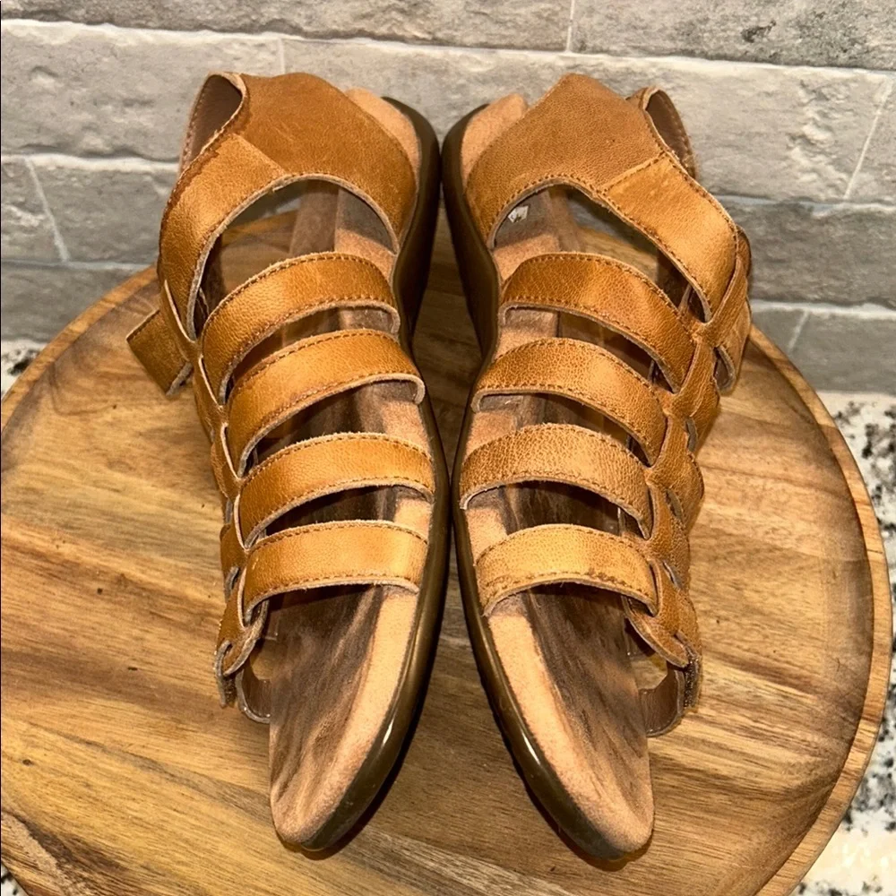 Vionic Women's Tan Leather Sandals
